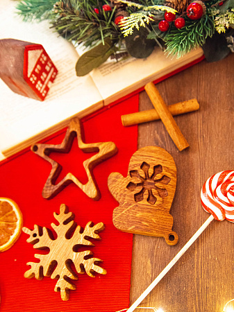 Новогодний набор из 3-х деревянных ёлочных игрушек из дуба Варежка Снежинка Звездочка